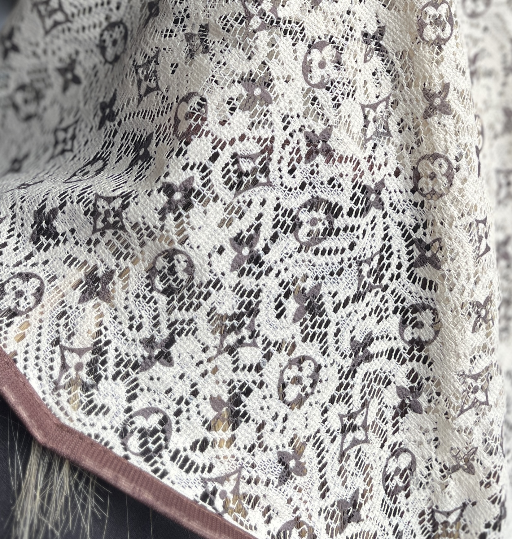 کرم و قهوه ای